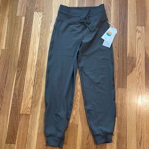 Vuori daily jogger- new with tags